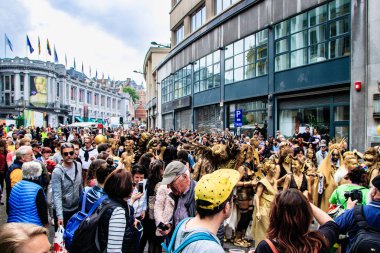 Brüksel, Belçika - 18 Mayıs 2019: Brüksel'in merkezinden gurur yürüyüşü. Belçika Pride 2019'un teması Hepsi Bir arada. İnsanlar eşcinsel haklarını desteklemek için Gay Pride geçit törenine katıldı.