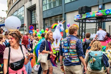 Brüksel, Belçika - 18 Mayıs 2019: Brüksel'in merkezinden gurur yürüyüşü. Belçika Pride 2019'un teması Hepsi Bir arada. İnsanlar eşcinsel haklarını desteklemek için Gay Pride geçit törenine katıldı.