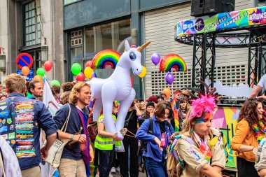 Brüksel, Belçika - 18 Mayıs 2019: Brüksel'in merkezinden gurur yürüyüşü. Belçika Pride 2019'un teması Hepsi Bir arada. İnsanlar eşcinsel haklarını desteklemek için Gay Pride geçit törenine katıldı.