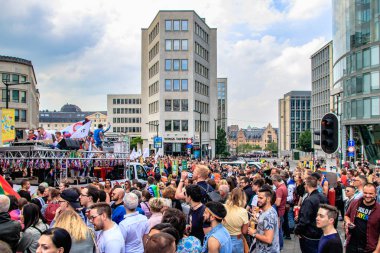 Brüksel, Belçika - 18 Mayıs 2019: Brüksel'in merkezinden gurur yürüyüşü. Belçika Pride 2019'un teması Hepsi Bir arada. İnsanlar eşcinsel haklarını desteklemek için Gay Pride geçit törenine katıldı.