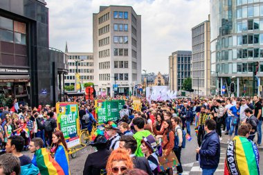 Brüksel, Belçika - 18 Mayıs 2019: Brüksel'in merkezinden gurur yürüyüşü. Belçika Pride 2019'un teması Hepsi Bir arada. İnsanlar eşcinsel haklarını desteklemek için Gay Pride geçit törenine katıldı.