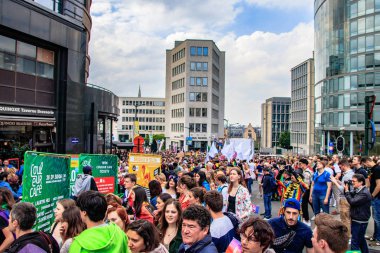 Brüksel, Belçika - 18 Mayıs 2019: Brüksel'in merkezinden gurur yürüyüşü. Belçika Pride 2019'un teması Hepsi Bir arada. İnsanlar eşcinsel haklarını desteklemek için Gay Pride geçit törenine katıldı.