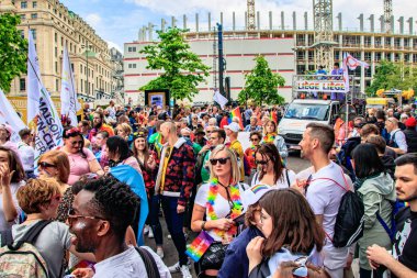 Brüksel, Belçika - 18 Mayıs 2019: Brüksel'in merkezinden gurur yürüyüşü. Belçika Pride 2019'un teması Hepsi Bir arada. İnsanlar eşcinsel haklarını desteklemek için Gay Pride geçit törenine katıldı.