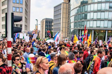 Brüksel, Belçika - 18 Mayıs 2019: Brüksel'in merkezinden gurur yürüyüşü. Belçika Pride 2019'un teması Hepsi Bir arada. İnsanlar eşcinsel haklarını desteklemek için Gay Pride geçit törenine katıldı.