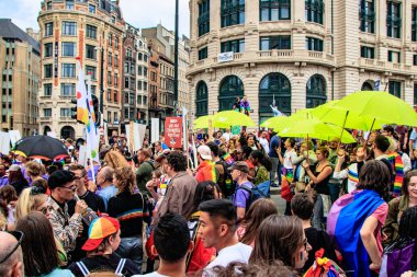 Brüksel, Belçika - 18 Mayıs 2019: Brüksel'in merkezinden gurur yürüyüşü. Belçika Pride 2019'un teması Hepsi Bir arada. İnsanlar eşcinsel haklarını desteklemek için Gay Pride geçit törenine katıldı.