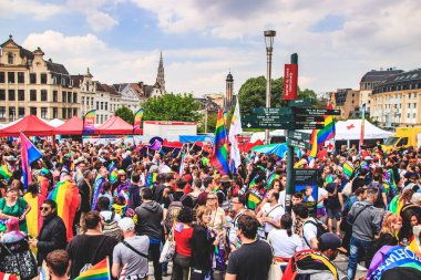 Brüksel, Belçika - 18 Mayıs 2019: Brüksel'in merkezinden gurur yürüyüşü. Belçika Pride 2019'un teması Hepsi Bir arada. İnsanlar eşcinsel haklarını desteklemek için Gay Pride geçit törenine katıldı.