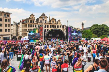 Brüksel, Belçika - 18 Mayıs 2019: Brüksel'in merkezinden gurur yürüyüşü. Belçika Pride 2019'un teması Hepsi Bir arada. İnsanlar eşcinsel haklarını desteklemek için Gay Pride geçit törenine katıldı.