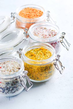 Farklı aromalı tuz ve baharat karışımlı dört kavanoz. Himalaya ve deniz tuzu çeşitli biber ve otlarla karıştırılmış..