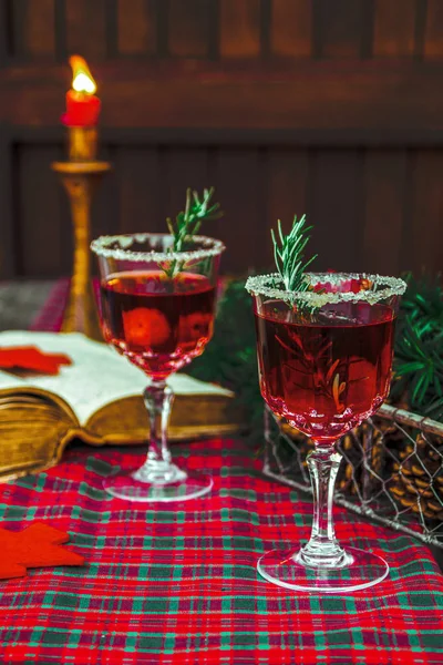 Bodegón de Navidad, dos copas con bebida roja de frambuesa decoradas con romero, estilo vintage de moda antigua . — Foto de Stock