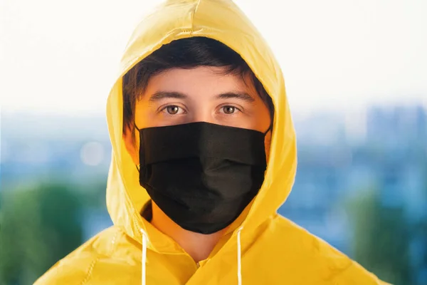 Young Man Medical Mask Black Jacket Bright Yellow Looks Ahead — Stock Photo, Image