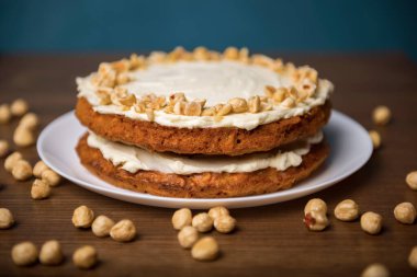 Tahta masada havuçlu kek ve fındıklı fındık, havuçlu bisküvi ve fındıklı ekşi kremayla pişirilmiş turta.