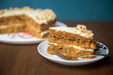 Tahta bir masada çatallı ve havuçlu kek.