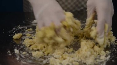 Cevizli karamelli tart pişirme işlemi. Hamur yapma ve karamelli fındık doldurma işlemi.