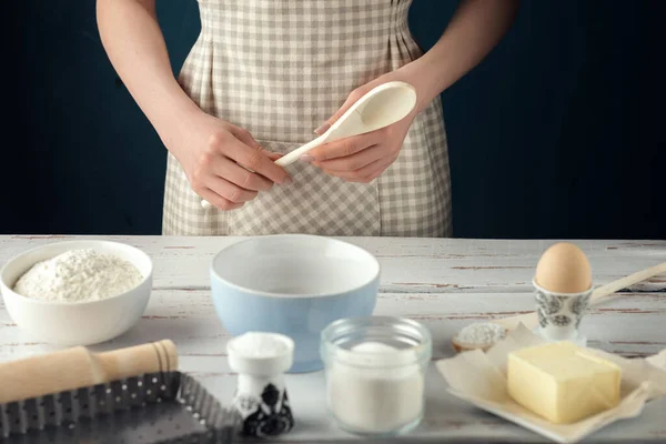 Femme Tablier Carreaux Avec Cuillère Bois Derrière Table Cuisine Ingrédients — Photo