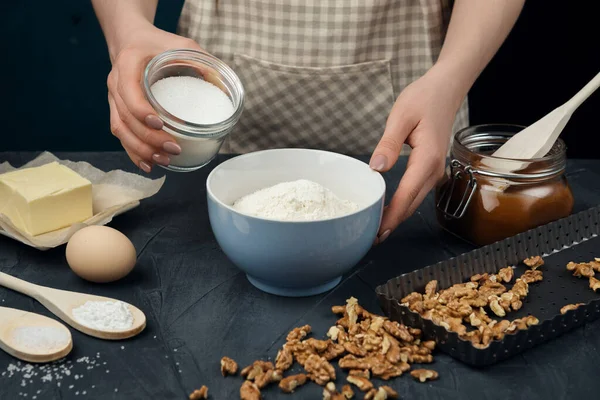 Femme Dans Tablier Carreaux Cuisson Tarte Cuire Les Ingrédients Mélange — Photo