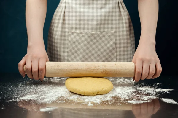 Donna Grembiule Quadretti Rotolare Impasto Con Mattarello Tavolo Cucina Acciaio — Foto Stock