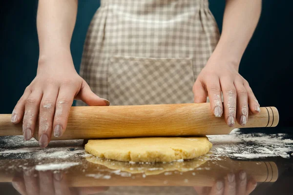 Donna Grembiule Quadretti Rotolare Impasto Con Mattarello Tavolo Cucina Acciaio — Foto Stock