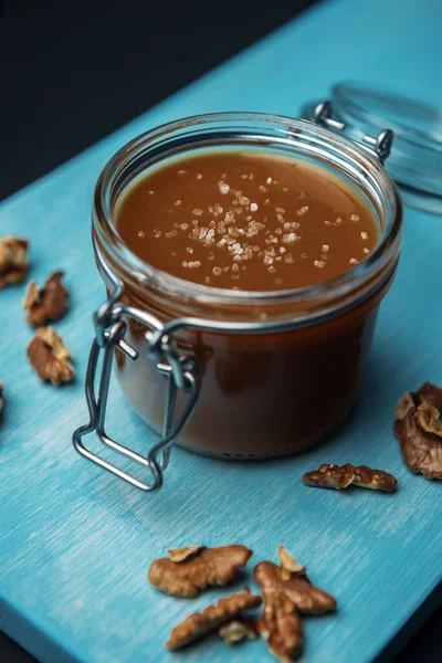 Tarro Vidrio Caramelo Salado Casero Nueces Fritas Una Tabla Madera —  Fotos de Stock