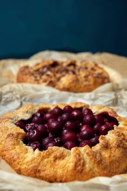 Olgun kırmızı kirazlı ve koyu fındıklı iki galon. Ev yapımı tatlı turta. Fırın ürünü. 