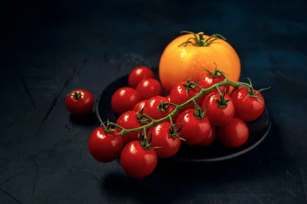 Algumas Treliças Tomate Cereja Vermelho Frutas Tomate Amarelo Único Placa — Fotografia de Stock