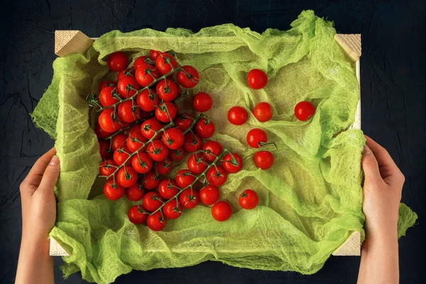 Mãos Femininas Seguram Caixa Madeira Com Tomates Cereja Fundo Texturizado — Fotografia de Stock