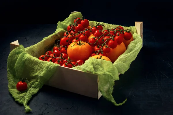 Boîte Bois Avec Tomates Cerises Rouges Tomates Jaunes Mûres Sur — Photo