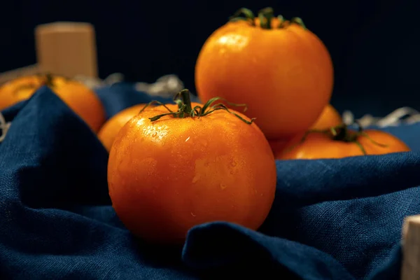 Quelques Tomates Jaunes Sur Serviette Bleue Dans Boîte Bois Composition — Photo