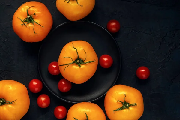 Tomates Cereja Molhados Vermelhos Frutas Tomate Amarelo Placa Preta Fundo — Fotografia de Stock