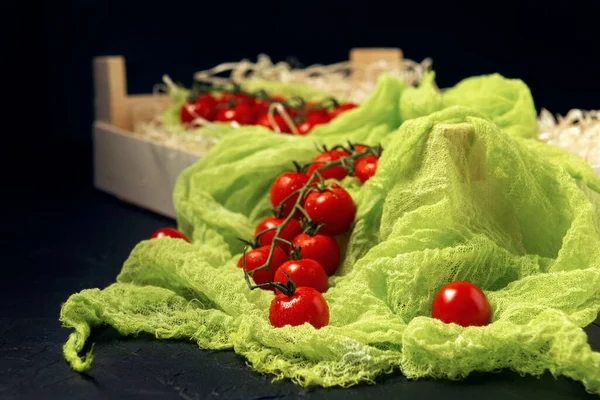 Uma Caixa Madeira Com Tomates Cereja Vermelhos Mesa Texturizada Escura — Fotografia de Stock