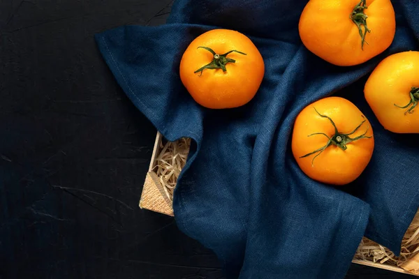 Alguns Tomates Amarelos Guardanapo Azul Caixa Madeira Composição Vegetal Vista — Fotografia de Stock