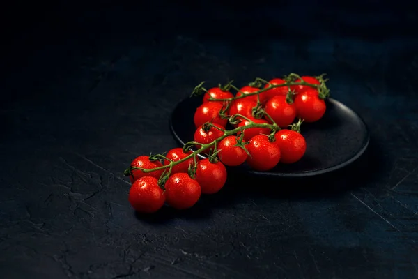 Duas Treliças Tomate Cereja Vermelho Molhado Placa Preta Fundo Texturizado — Fotografia de Stock