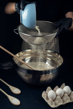 Adjarian Khachapuri - Gürcü peynirli ekmek. Peynirli ve yumurtalı üç açık turta. Parşömen ve beyaz Provence tarzı arka planda doluyor..