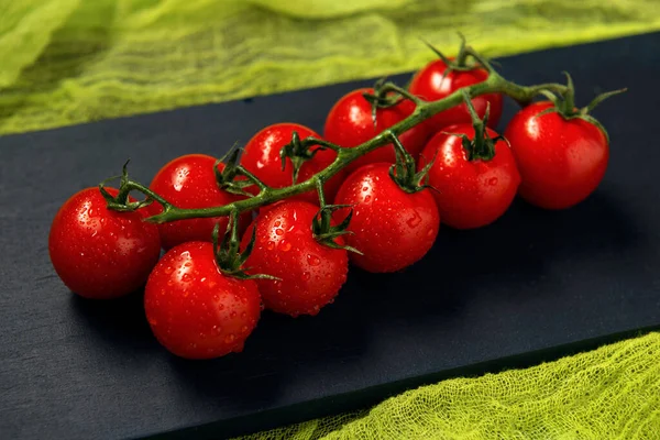 Uma Treliça Tomate Cereja Vermelho Molhado Servir Bordo Com Gaze — Fotografia de Stock