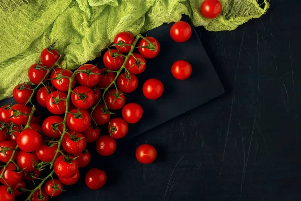 Algumas Treliças Tomate Cereja Vermelho Molhado Tábua Servir Gaze Verde — Fotografia de Stock