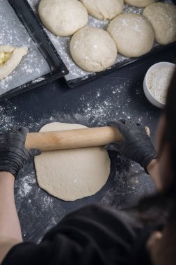  Buğday unu, birkaç çeşit peynir, süt, yumurta turta, pizza ve pişirme için rende hazırlığı. Adjaruli Khachapuri pişirme işlemi. Adjarian Khachapuri Tarifi - Gürcistan peynirli ekmek.