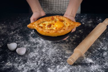 Buğday unu, birkaç çeşit peynir, süt, yumurta turta, pizza ve pişirme için rende hazırlığı. Adjaruli Khachapuri pişirme işlemi. Adjarian Khachapuri Tarifi - Gürcistan peynirli ekmek.