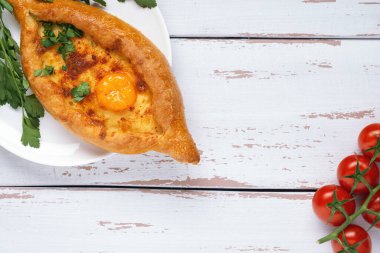  Buğday unu, birkaç çeşit peynir, süt, yumurta turta, pizza ve pişirme için rende hazırlığı. Adjaruli Khachapuri pişirme işlemi. Adjarian Khachapuri Tarifi - Gürcistan peynirli ekmek.