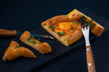  Buğday unu, birkaç çeşit peynir, süt, yumurta turta, pizza ve pişirme için rende hazırlığı. Adjaruli Khachapuri pişirme işlemi. Adjarian Khachapuri Tarifi - Gürcistan peynirli ekmek.