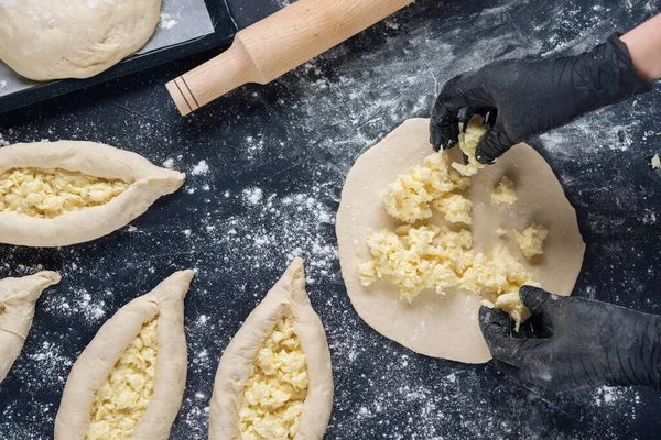 Sliced Adjarian Khachapuri Georgisch Kaasbrood Met Mes Vork Donkerblauwe Textuur — Stockfoto