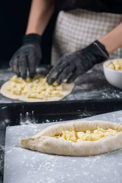 Sliced Adjarian Khachapuri Грузинський Сирний Хліб Ножем Виделкою Темно Синьому Стокове Зображення