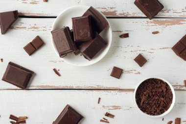 Beyaz Provence tarzı masanın üzerinde çikolata parçacıkları olan çikolata parçaları. Üst Manzara. Düz yatıyordu. Boşluğu kopyala.