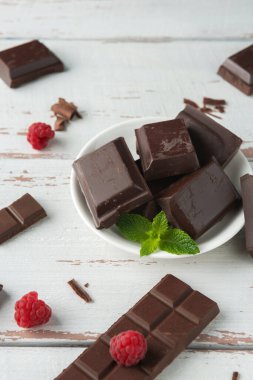 Çikolata parçalı çikolata parçaları, ahududu ve nane şekeri beyaz Provence tarzı masada..