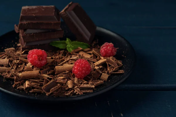 Шоколадні Шматочки Шоколадною Стружкою Ятою Малиною Чорній Тарілці Темному Дерев — стокове фото