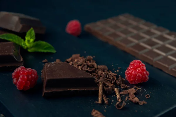 Kousky Čokolády Kousky Čokolády Maliny Máta Tmavém Texturovaném Pozadí — Stock fotografie