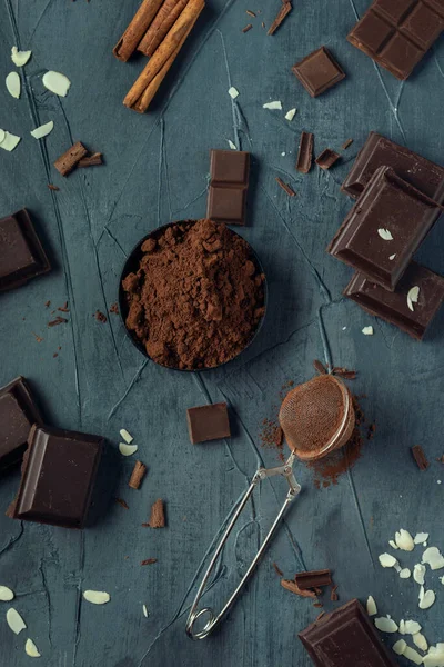 Mísa Kakaem Nádivkou Kousky Čokolády Kousky Čokolády Mandlovými Vločkami Šedém — Stock fotografie