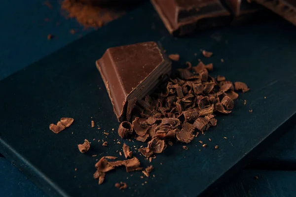 Pedaços Chocolate Com Aparas Chocolate Mesa Madeira Escura Fotografia De Stock
