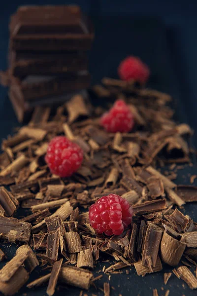 Čokoládová Hromada Kousky Čokolády Maliny Tmavém Dřevěném Pozadí — Stock fotografie