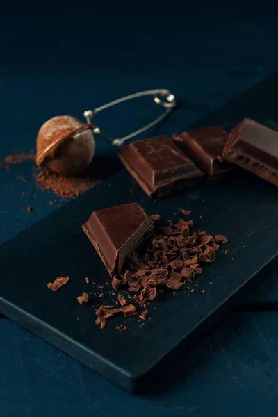 Шматочки Шоколаду Шоколадна Стружка Прокладка Какао Темному Дерев Яному Столі — стокове фото
