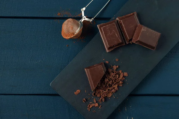 Kousky Čokolády Kousky Čokolády Cedník Kakaem Tmavém Dřevěném Stole Horní — Stock fotografie