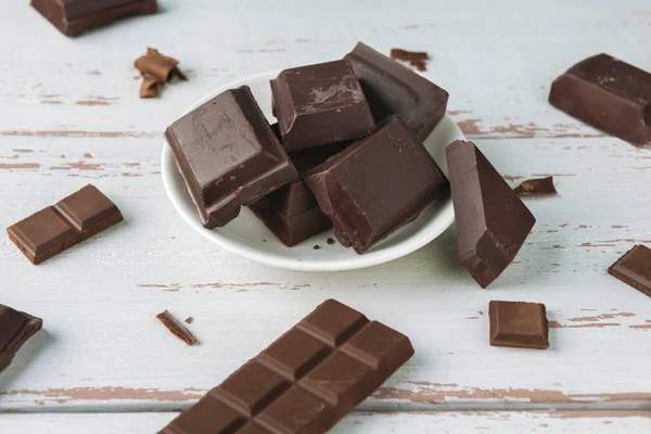 Kousky Čokolády Kousky Čokolády Bílém Stole Stylu Provence — Stock fotografie
